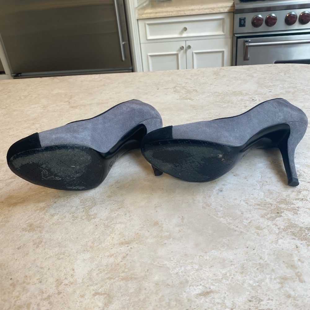 CHANEL Two-Tone Gray and Black Heels - Picture 5 of 6